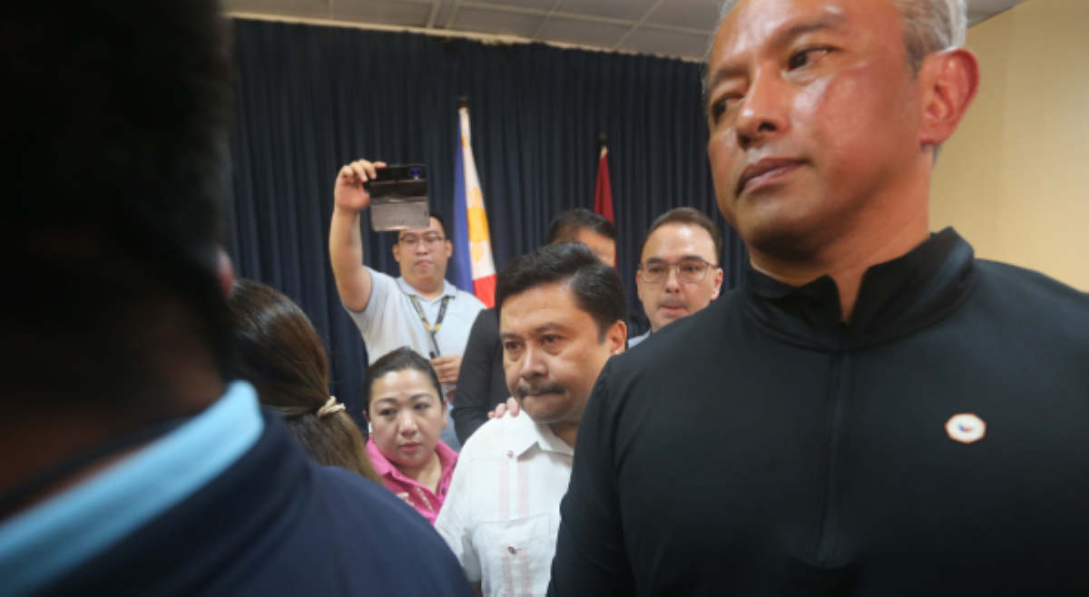 Anak ni Sen. Jinggoy, nag-dirty finger at minura si SILG Remulla!