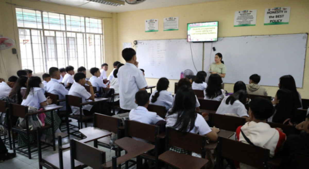 Clowns hanggang Commoners: 12 uri ng mga estudyante sa High School ni Bob Ong!