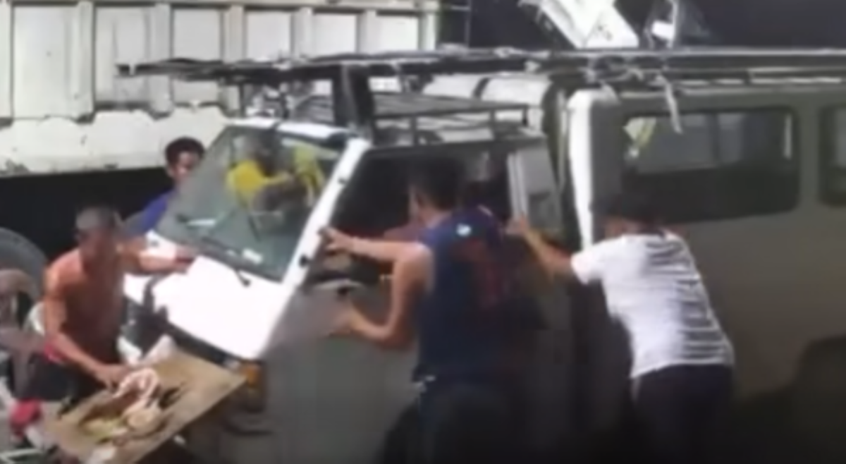 Mga trabahador sa pagawaan ng kabaong, binangga ng sasakyang walang driver!