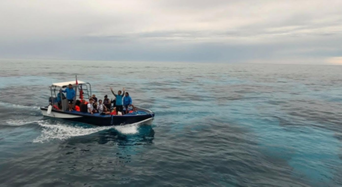 PCG, nailigtas 28 crew members ng sumadsad na yate sa Palawan