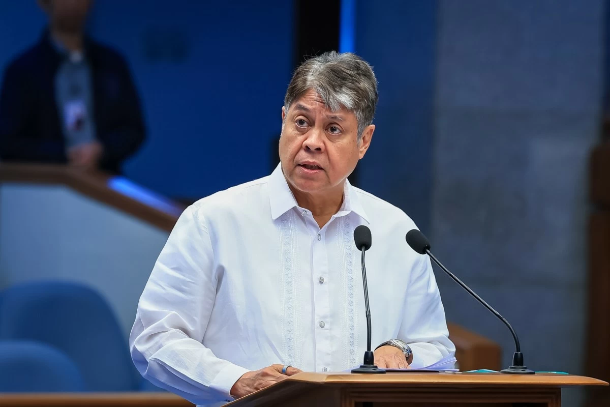 Sen. Kiko, idinawit sa maleta issue: 'Pananagutan n'yo ang paninirang ginagawa n'yo!'