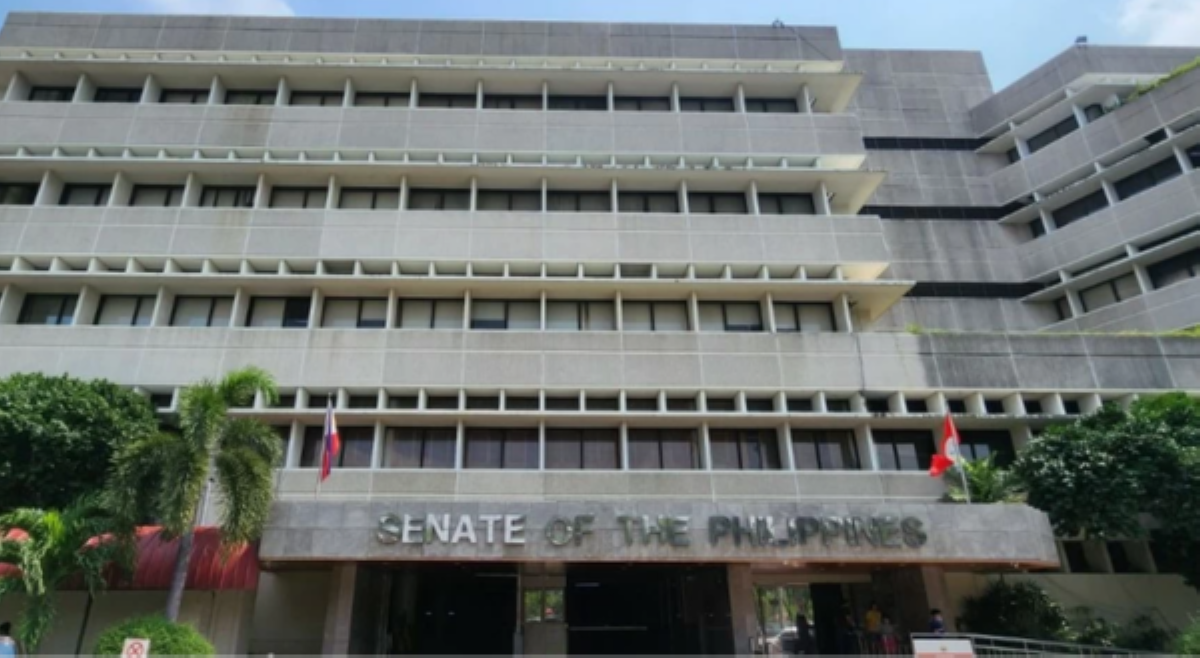 Mga tent, tarpaulin na ikinalat ng mga DDS sa labas ng Senado, pinagbabaklas na!