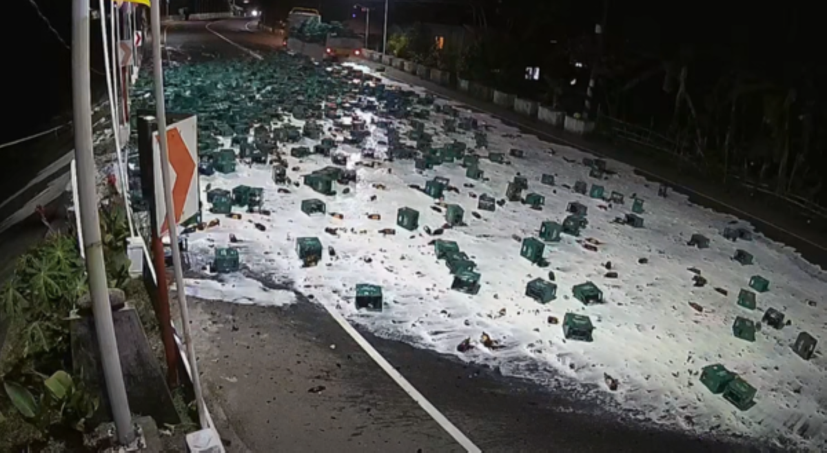 Kalye, binaha ng alak matapos mabasag halos 2k bote ng beer