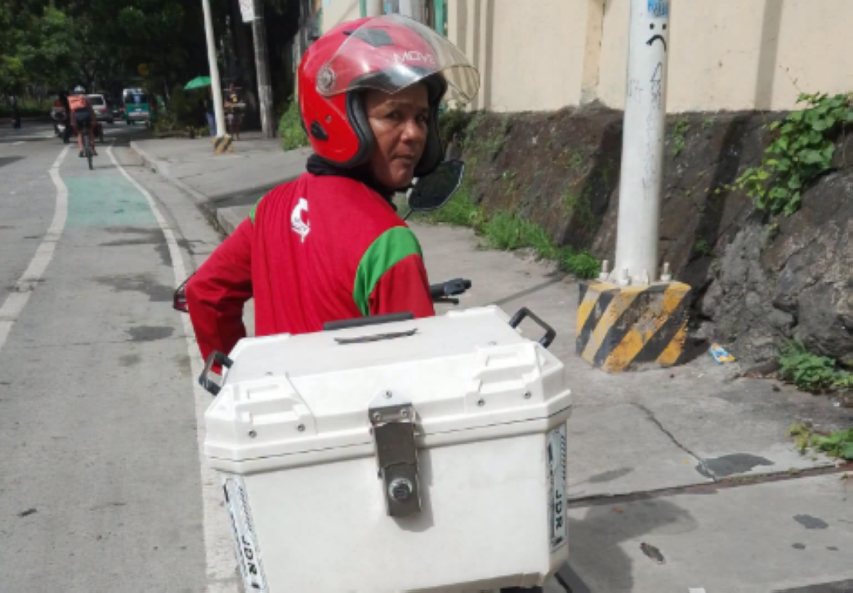#BalitaExclusives: Motorcycle taxi rider pinusuan, nagpasakay nang libre sa pasaherong namatayan