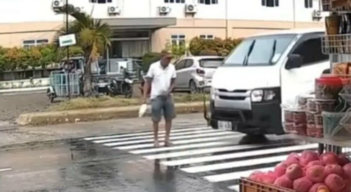 89-anyos na pasyenteng natawid sa pedestrian lane, nabundol ng van!