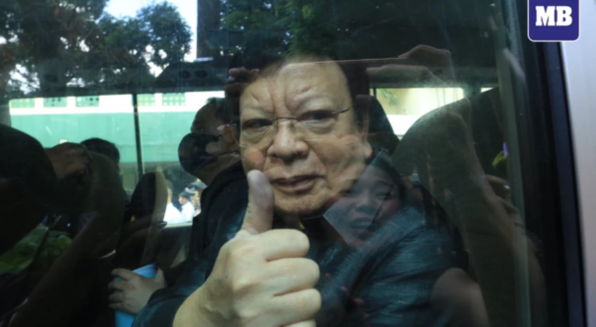 Sen. Marcoleta naka-wheelchair, bullet proof vest pagdating sa UP-PGH!