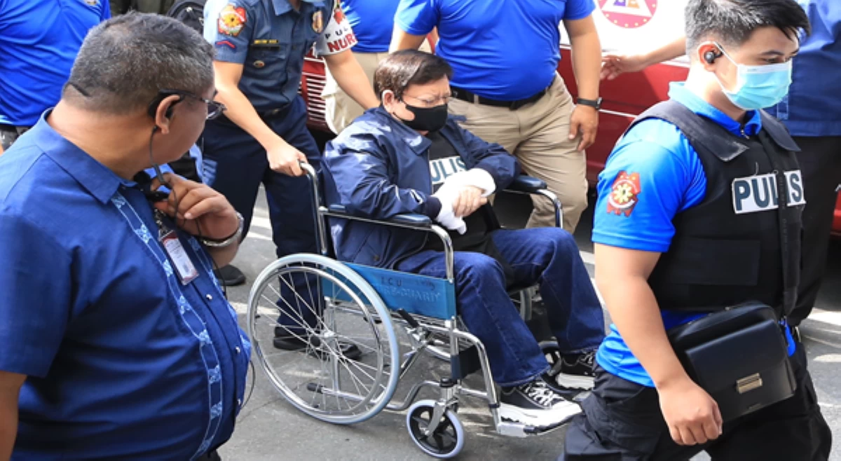 Sen. Marcoleta, naka-wheelchair na dinala sa Sandiganbayan para sa pagdinig ng kasong plunder