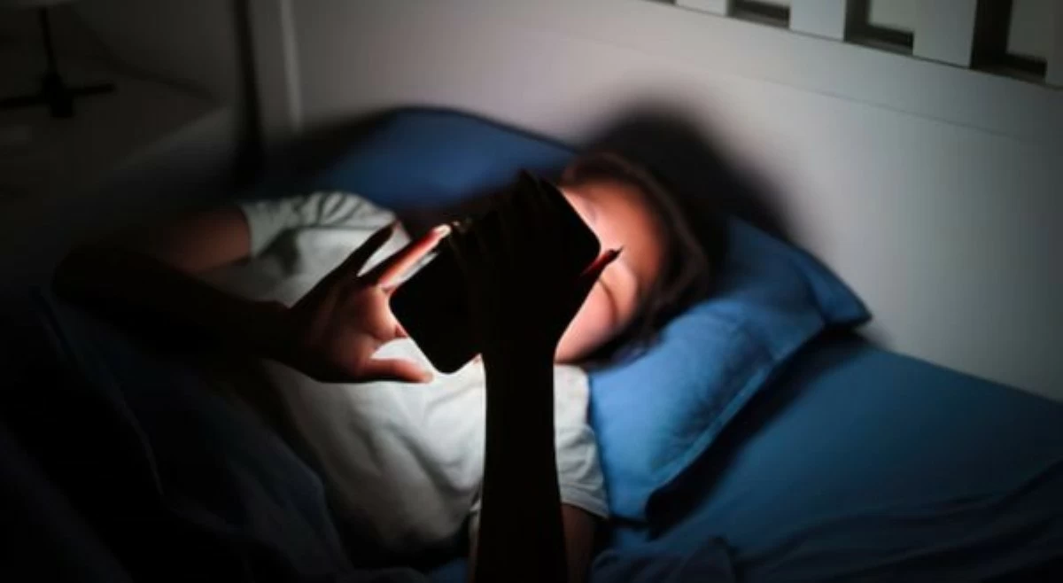 World Brain Day: Cellphone bago matulog, delikado nga ba sa utak?