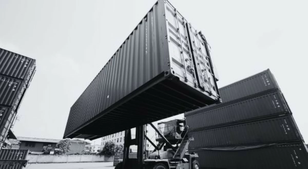 Lalaking umiihi sa gilid, naipit sa pagitan ng 2 container van!