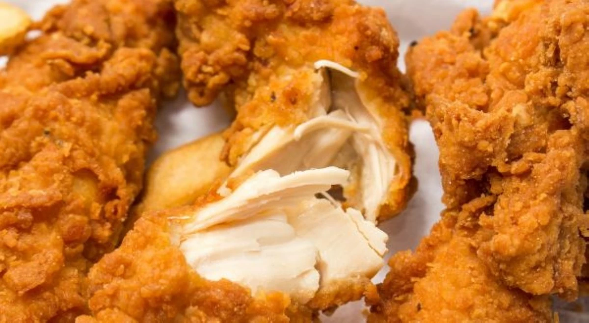 Customers nagreklamo; inorder na fried chicken, may 'condom' sa loob? 