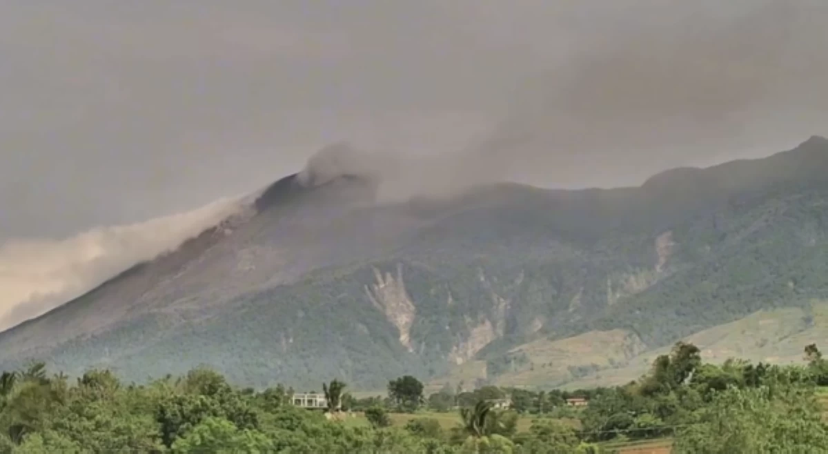 Kanlaon, nagbuga ng 200-meter grayish plume