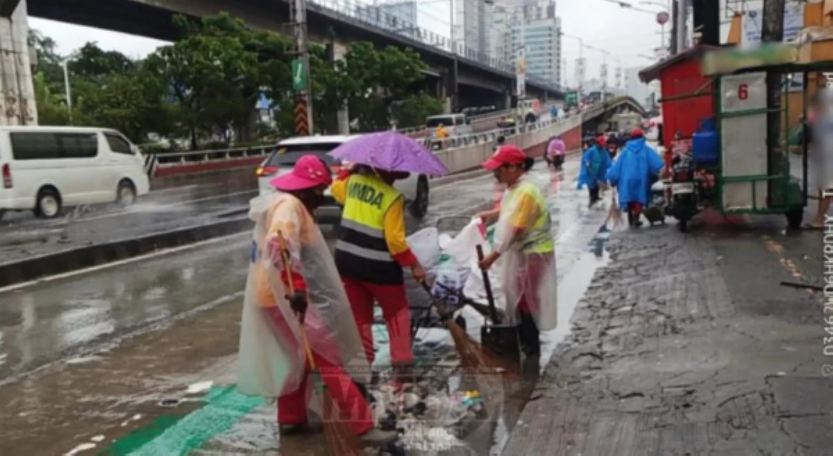 Garbage truck tumumba; 7 sako ng basura nakolekta ng MMDA