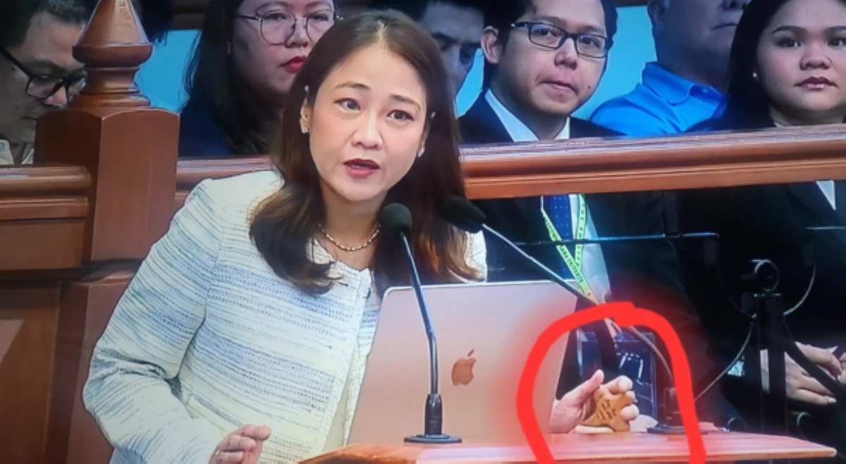 Atty. Divinagracia, nilinaw nag-viral na hawak na Krus sa impeachment trial