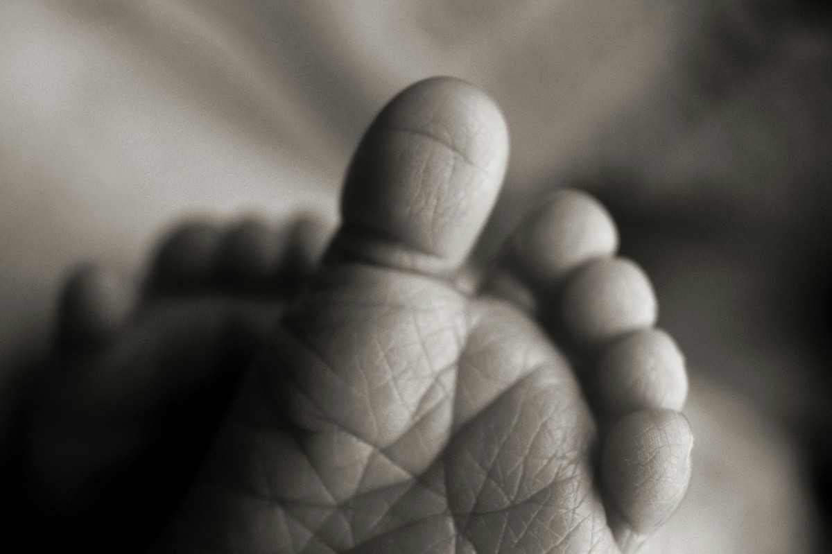 Fetus, isinilid sa jar bago iwan sa kanal