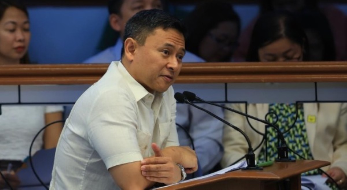 Angara, kakausapin employers na huwag i-require college degree sa lahat ng trabaho