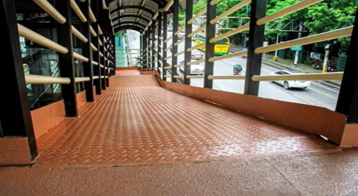Matarik na wheelchair ramp, binatikos; MMDA, nagpaliwanag