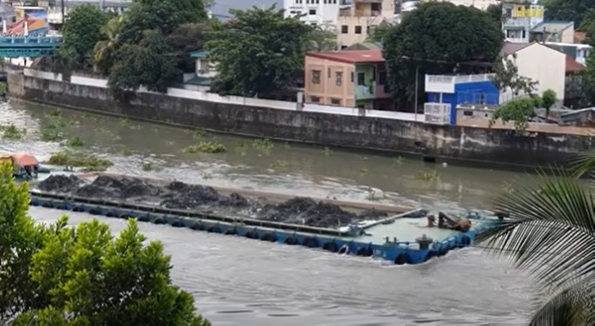 Lalaking na-trap sa barge na inanod sa ilog Pasig, nasagip na