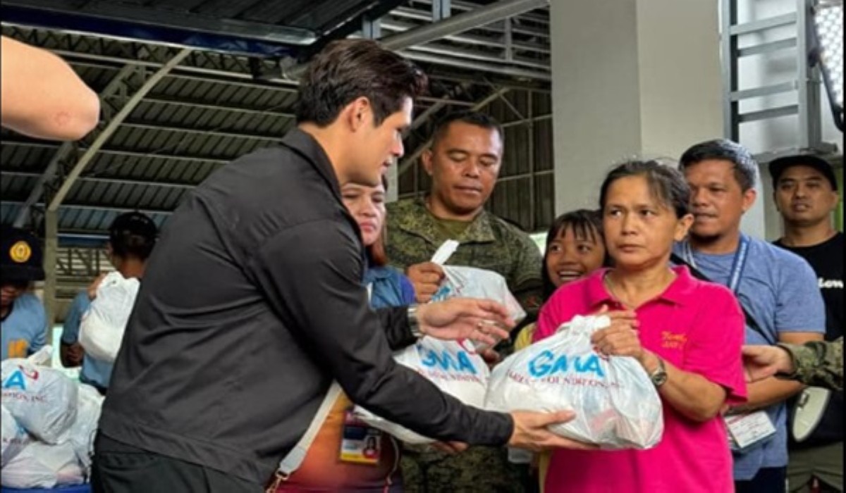 Jon Lucas, tinitigan nang matalim ng isang aleng binigyan ng ayuda