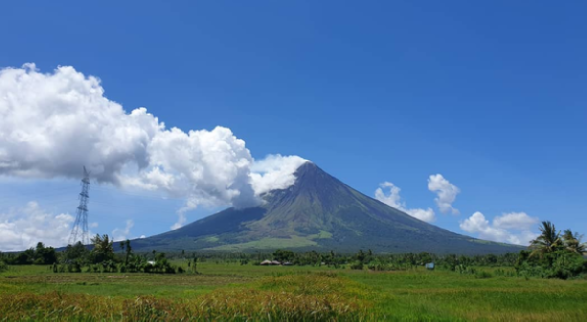 Dahil sa pag-ulan, banta ng lahar flow sa bulkang Mayon, tinututukan&ndash;Phivolcs