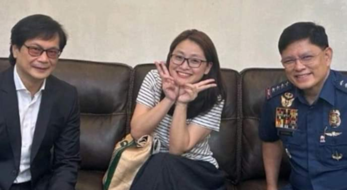 Sec. Abalos, nagpaliwanag sa larawang naka-'peace sign' si Alice Guo