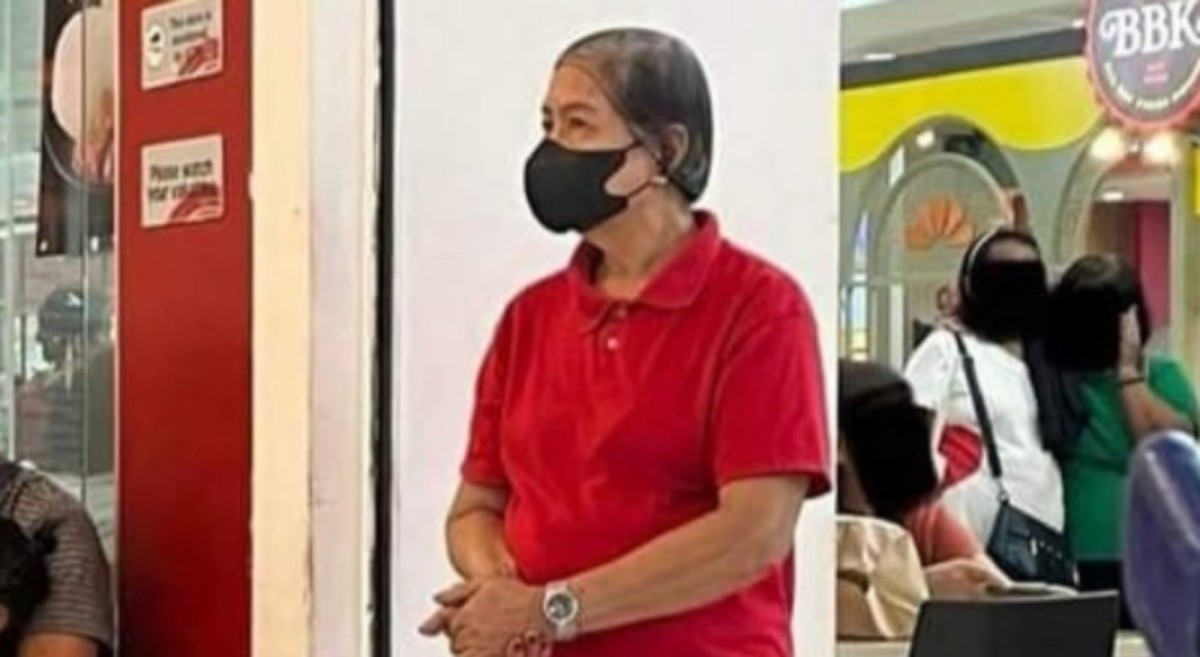 Isang fast-food chain, nag-hire ng lola para bumati ng customers?