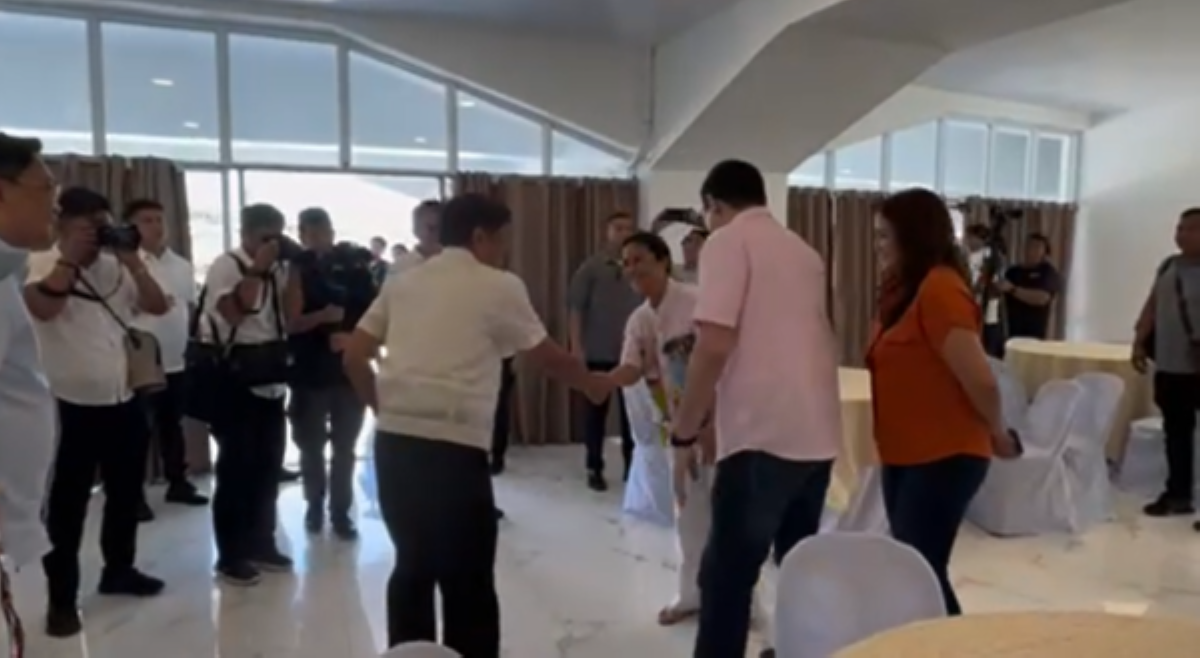 PBBM at ex-VP Leni, nagkamayan sa inagurasyon ng Sorsogon Sports Arena