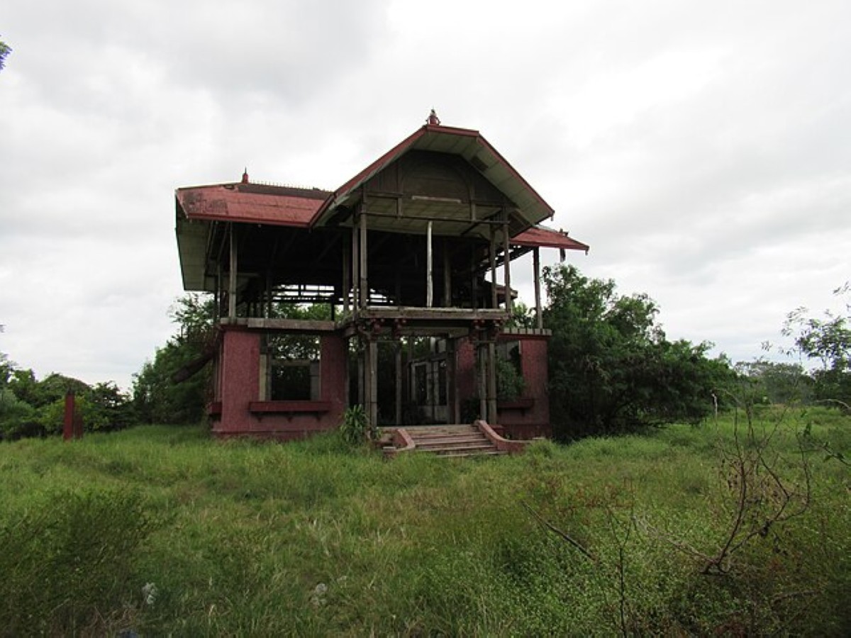 Bahay na Pula (Courtesy: Wikimedia Commons)