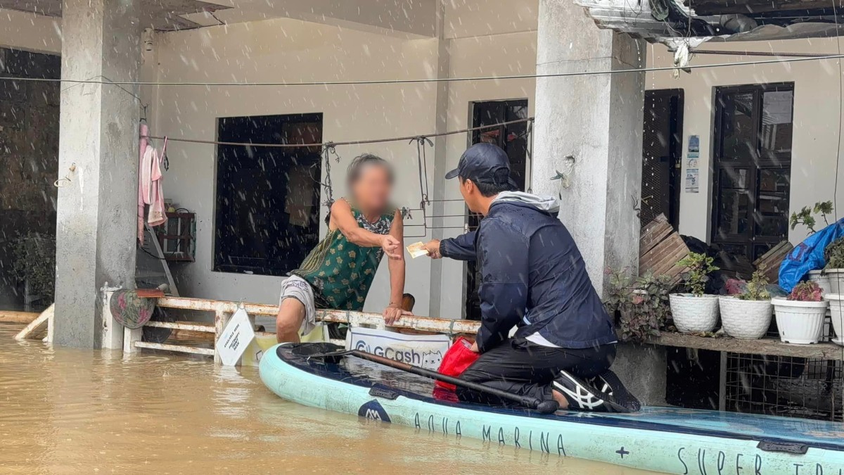 'Gagawa ng bangkang papel?' Cong. Villafuerte, pinutakti sa larawang nag-aabot ng <b>₱</b>500