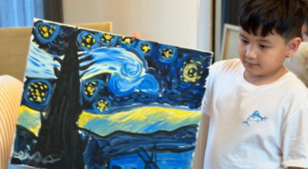 Elias, niregaluhan ng painting ang bagong kapatid