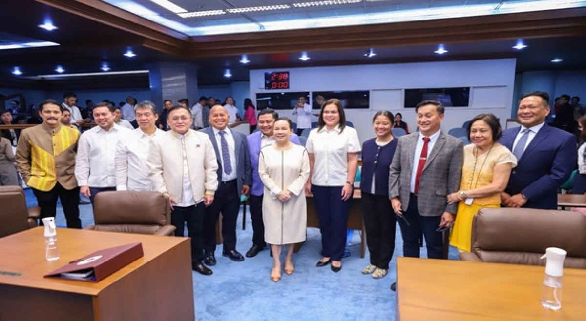 Budget ng OVP, aprub sa senado; mga senador, nagpa-pic kay VP Sara