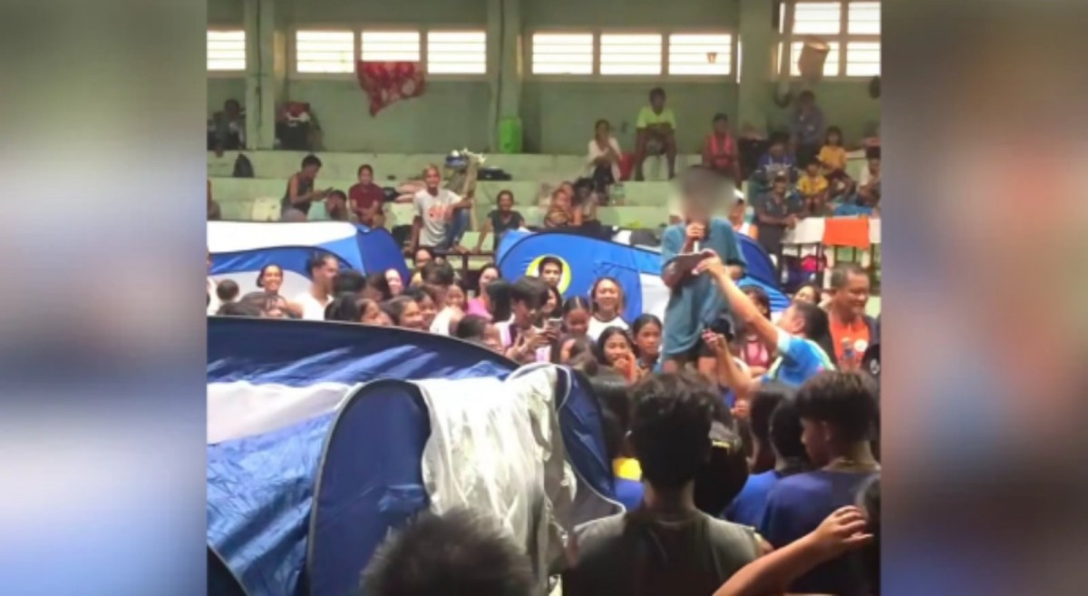 Batang nag-concert sa evacuation center, kinagiliwan!