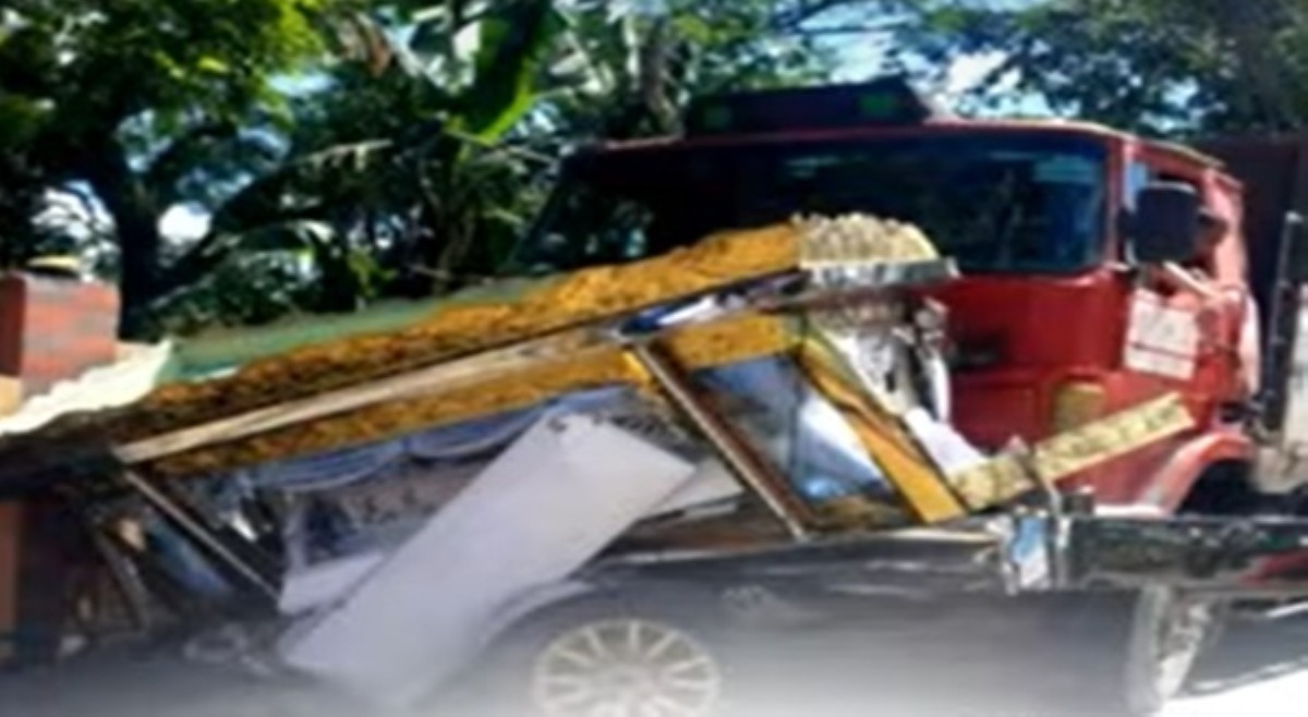 Doble hinagpis: Karo ng patay sinalpok ng 14-wheeler truck sa Cavite