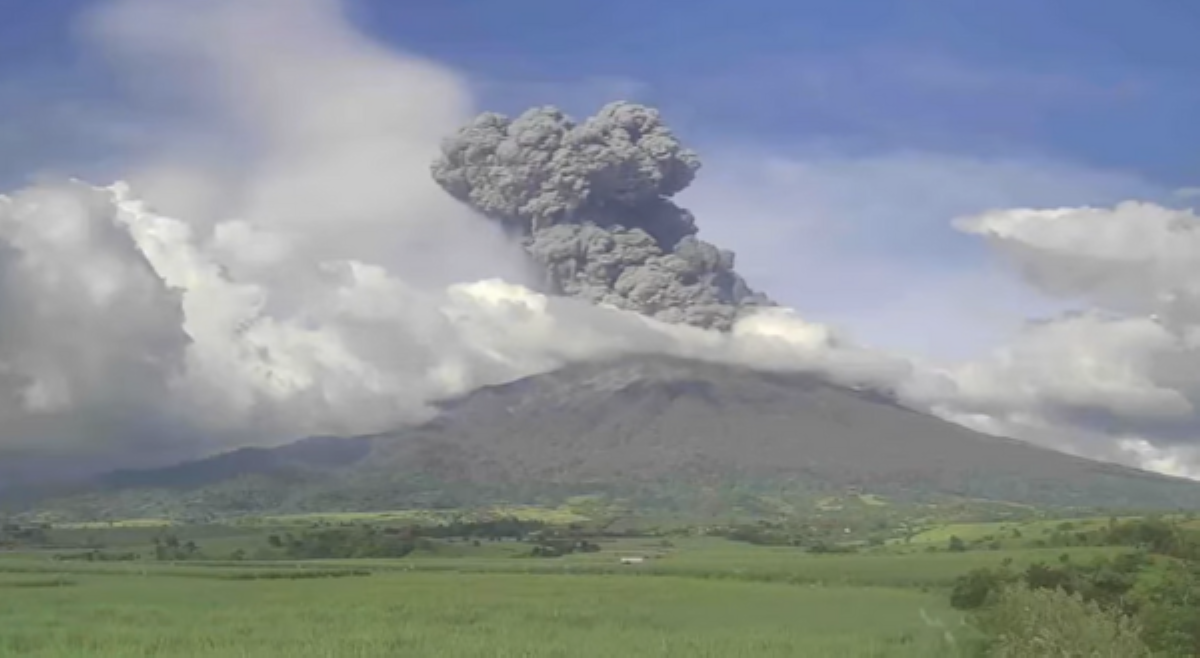 Bulkang Kanlaon, itinaas na sa Alert Level 3!