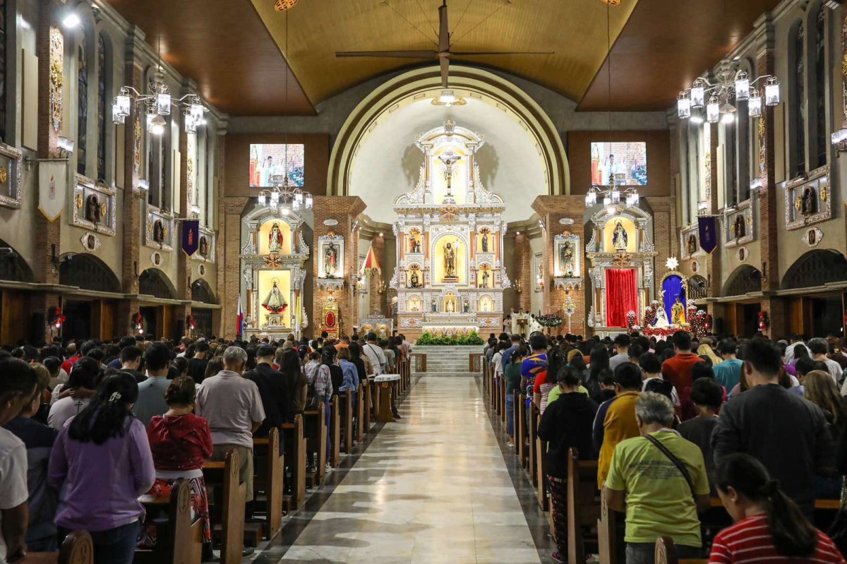 Mga Katoliko, bawal kumain at mag-cellphone sa loob ng simbahan&mdash;CBCP official