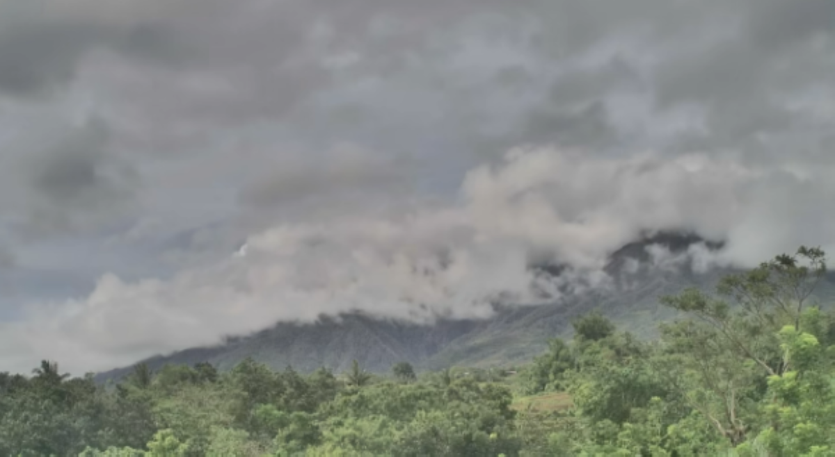 Bulkang Kanlaon, muling nagbuga ng abo &ndash; Phivolcs