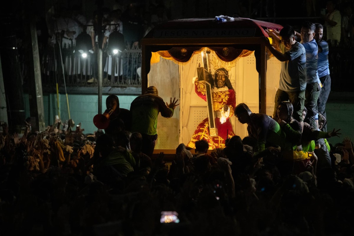 Andas ng Jesus Nazareno, tinutulak na lang!